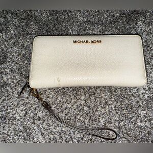 Michael Kors beige large jet set wallet